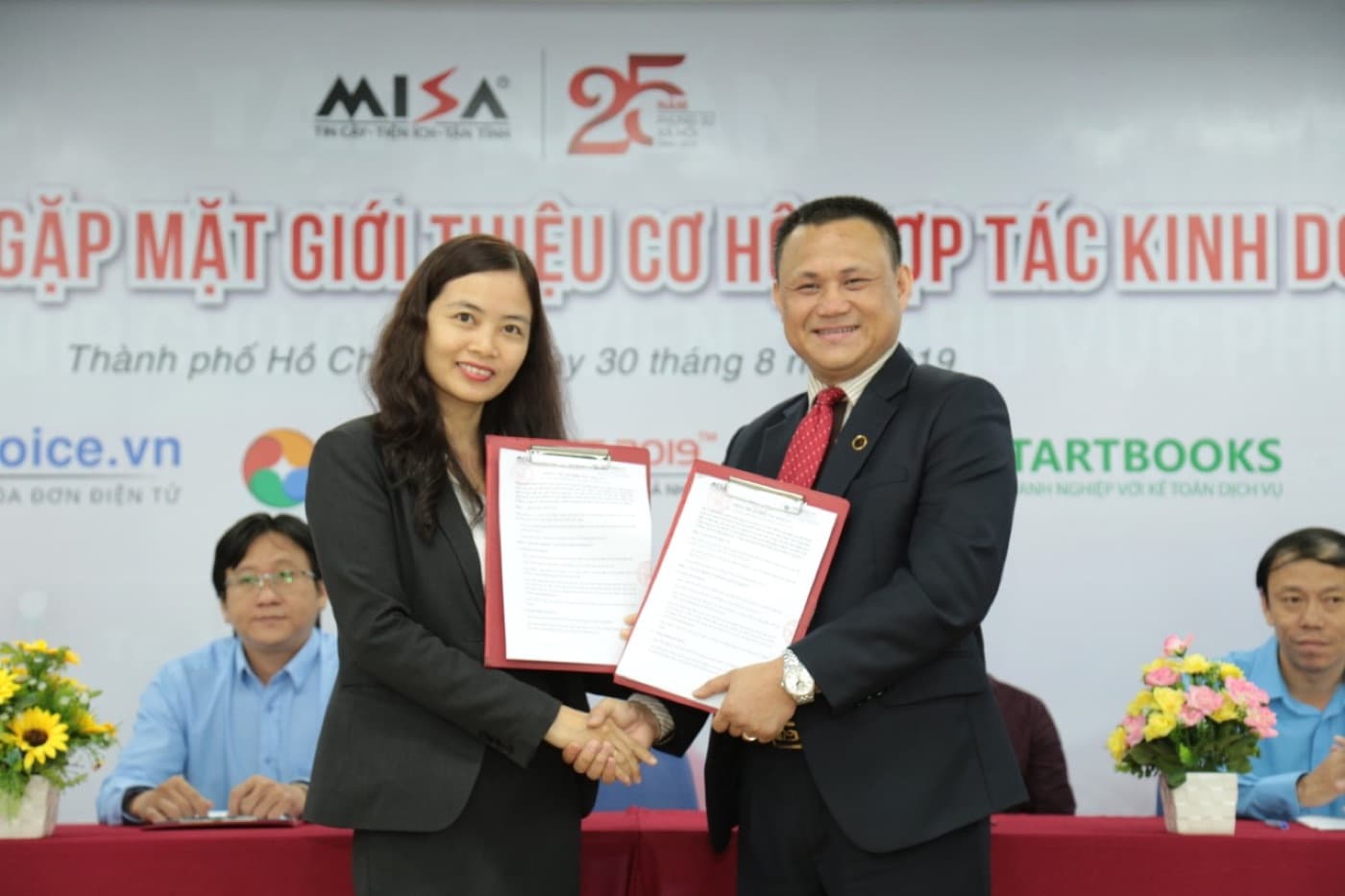 Đại diện Satasa bắt tay đại diện MISA tại buổi ký kết hợp tác kinh doanh